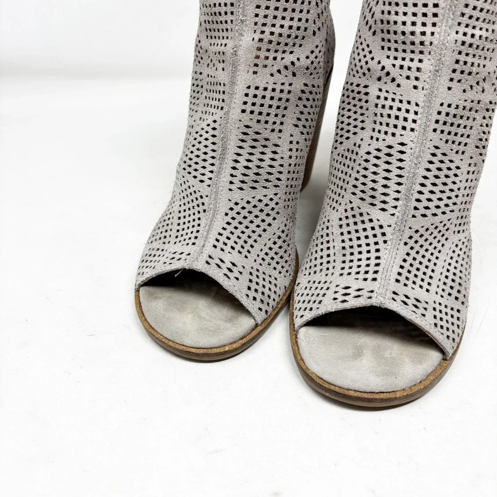 Lucky Brand Gray Suede Perforated‎ Peep Toe Block Heel Booties Womens Size 9/40